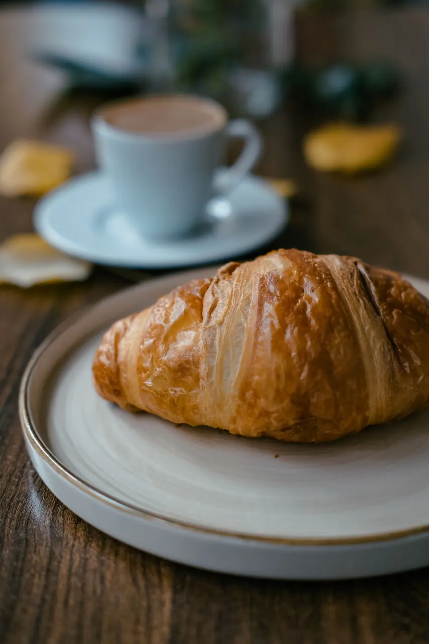 Aranybarna croissant tálalva