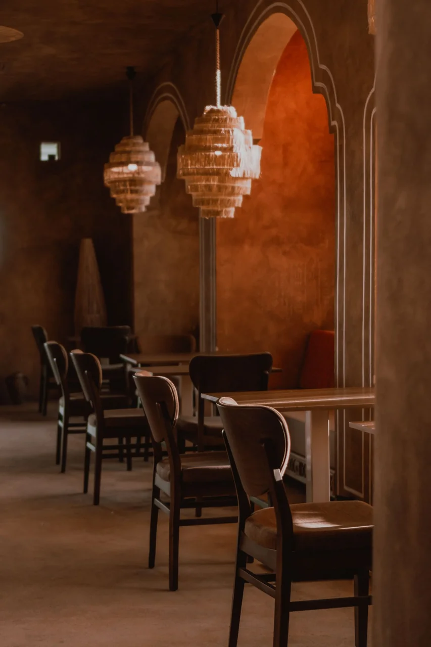 Alboriessa Bright Studio elegáns étterem belső tere meleg fényekkel